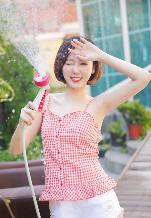 甜美动人户外洒水少女圆圆脸蛋超治愈系写真