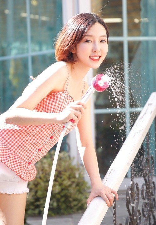 甜美动人户外洒水少女圆圆脸蛋超治愈系写真