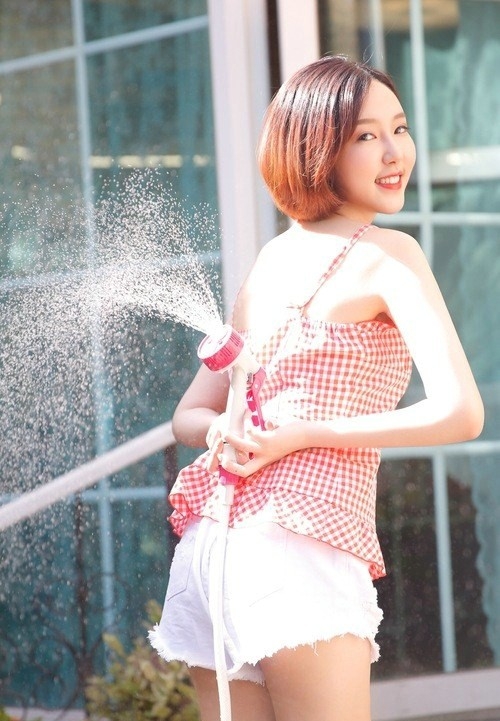 甜美动人户外洒水少女圆圆脸蛋超治愈系写真