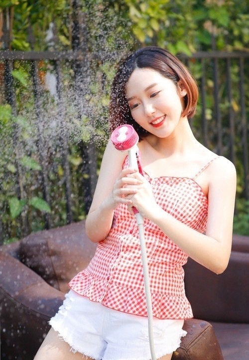 甜美动人户外洒水少女圆圆脸蛋超治愈系写真