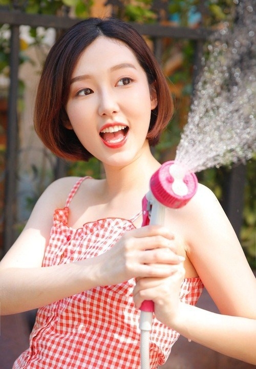 甜美动人户外洒水少女圆圆脸蛋超治愈系写真