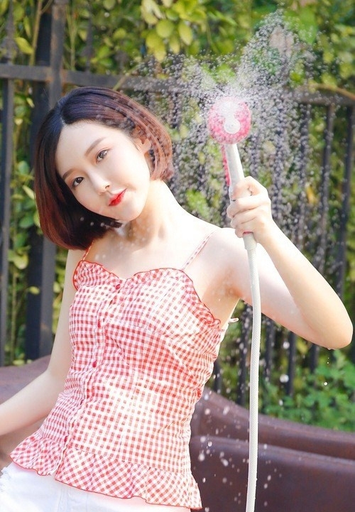 甜美动人户外洒水少女圆圆脸蛋超治愈系写真