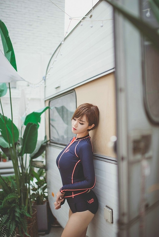 高耸胸部短发美女性感紧身连体泳衣诱惑写真