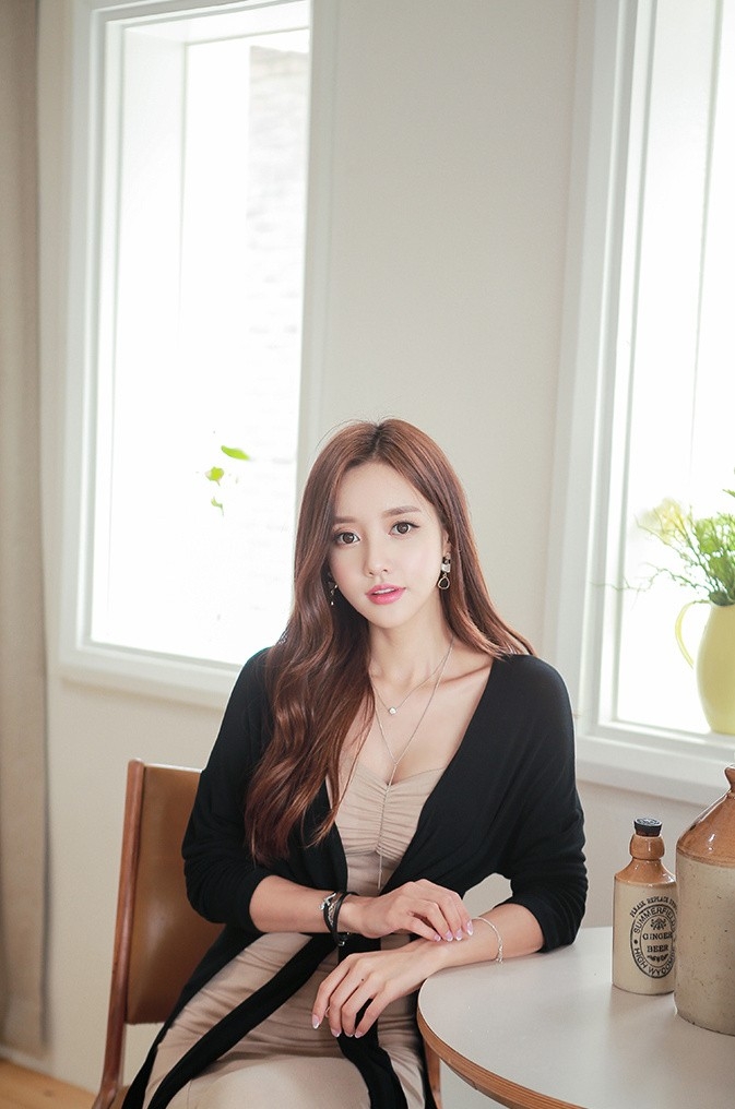 傲人事业线气质美女性感销魂妩媚美女图片