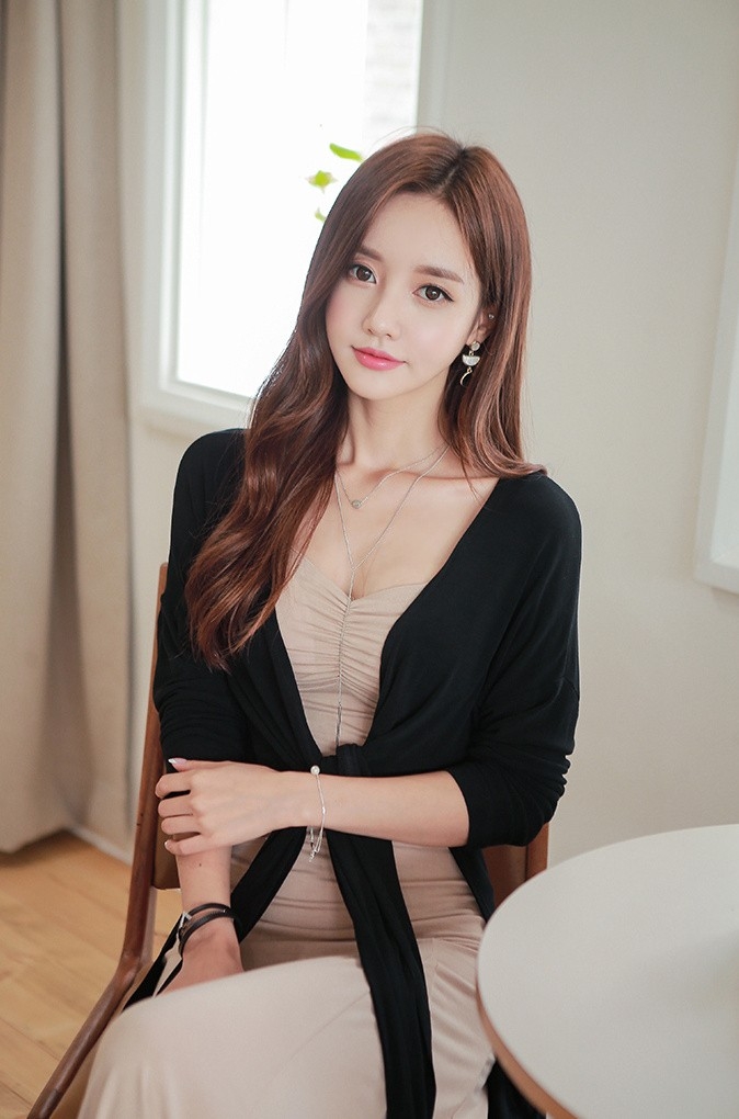 傲人事业线气质美女性感销魂妩媚美女图片