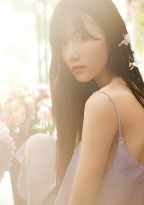 淡紫色吊带睡衣清纯美女清新自然私房写真