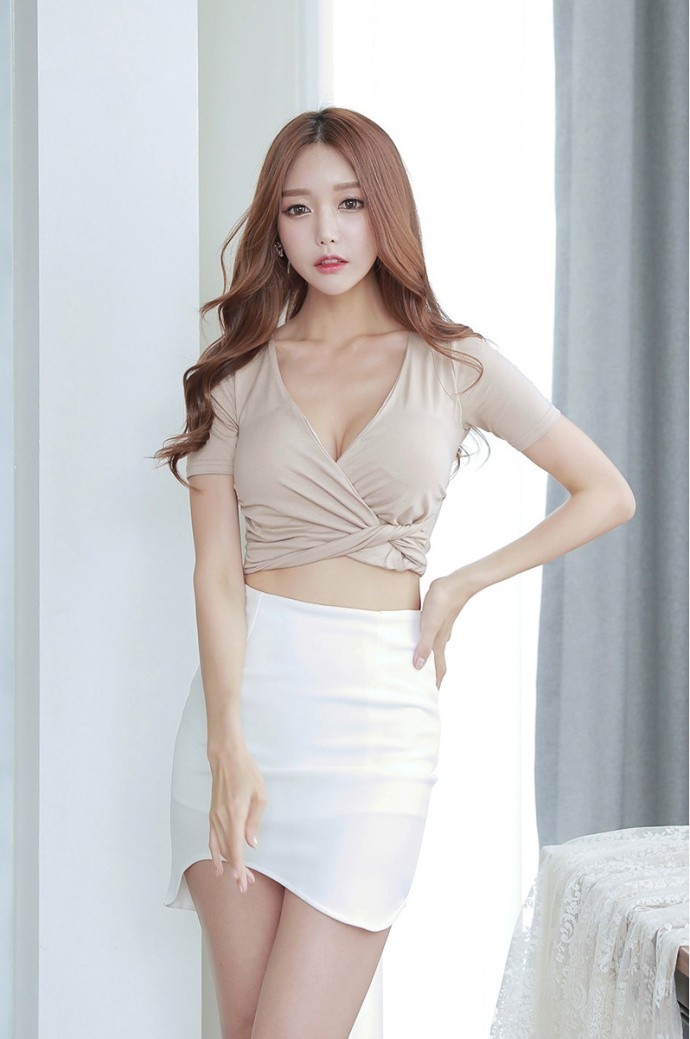 粉嫩白皙性感酥胸包臀裙美女前凸后翘火爆身姿写真