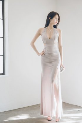 天然白皙婀娜曼妙身材美女酥胸美腿裸色礼服性感图片