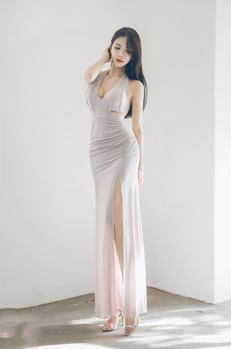 天然白皙婀娜曼妙身材美女酥胸美腿裸色礼服性感图片