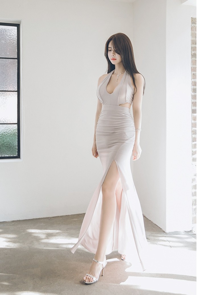 天然白皙婀娜曼妙身材美女酥胸美腿裸色礼服性感图片