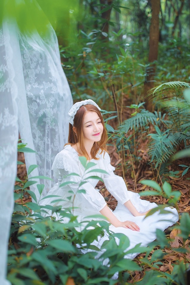 甜甜微笑美女森林中如可爱精灵梦幻写真