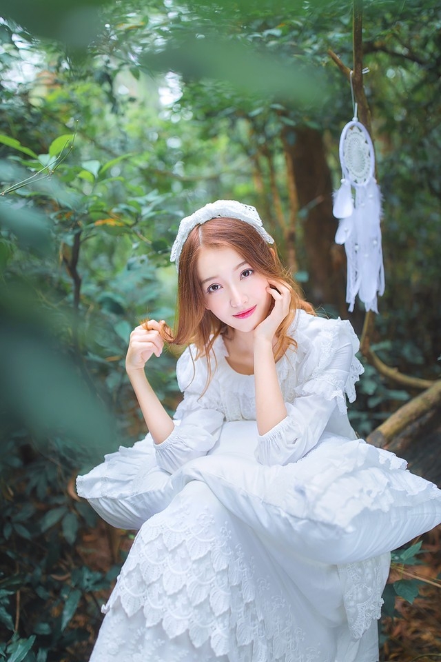 甜甜微笑美女森林中如可爱精灵梦幻写真