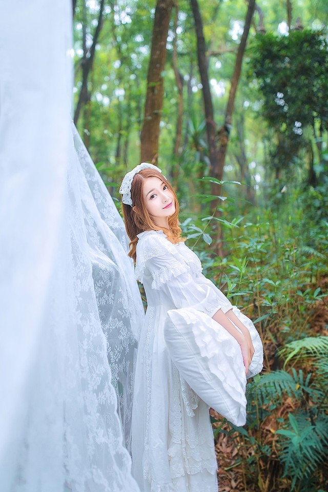 甜甜微笑美女森林中如可爱精灵梦幻写真