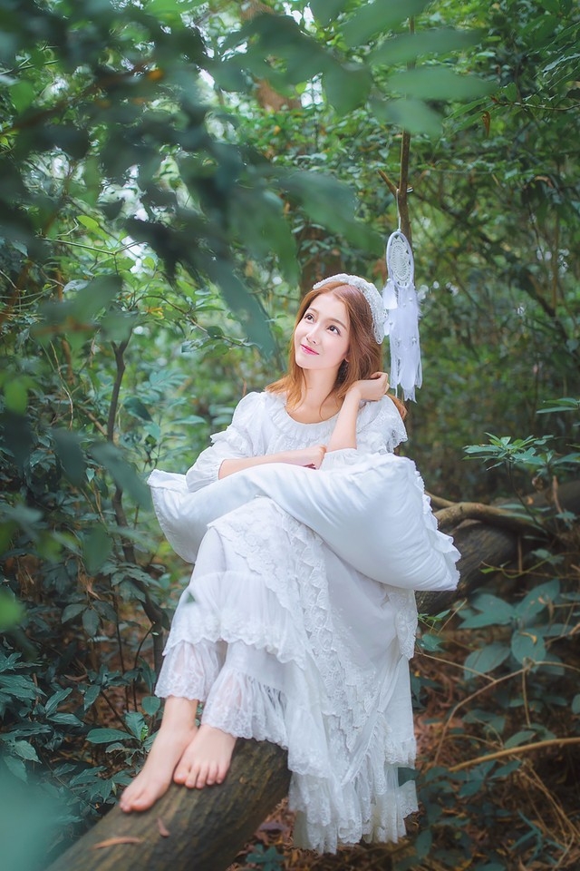 甜甜微笑美女森林中如可爱精灵梦幻写真