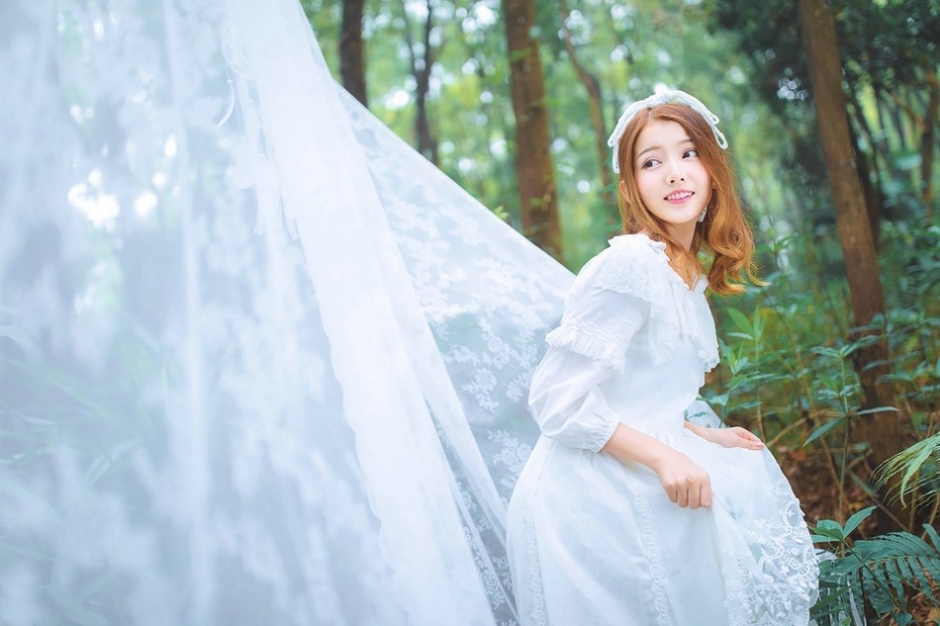 甜甜微笑美女森林中如可爱精灵梦幻写真
