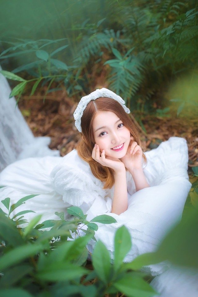 甜甜微笑美女森林中如可爱精灵梦幻写真