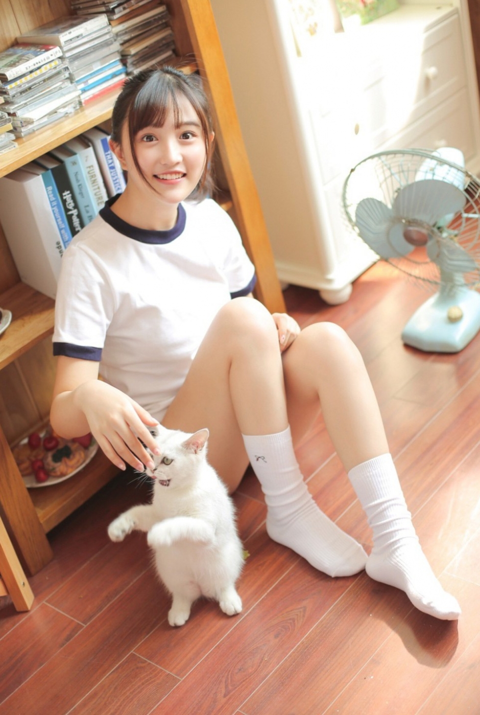 白袜子运动服少女氧气型清新美女惬意写真