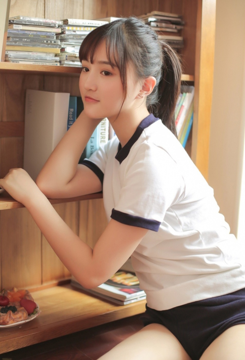 白袜子运动服少女氧气型清新美女惬意写真