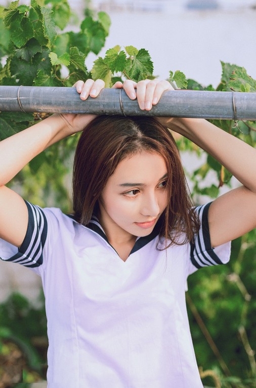 漂亮水手服美眉黑长直撩人屋顶上写真图片