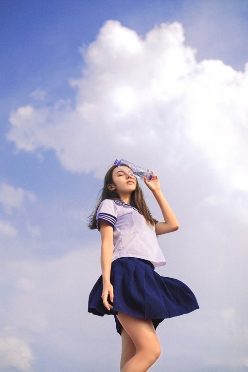 漂亮水手服美眉黑长直撩人屋顶上写真图片