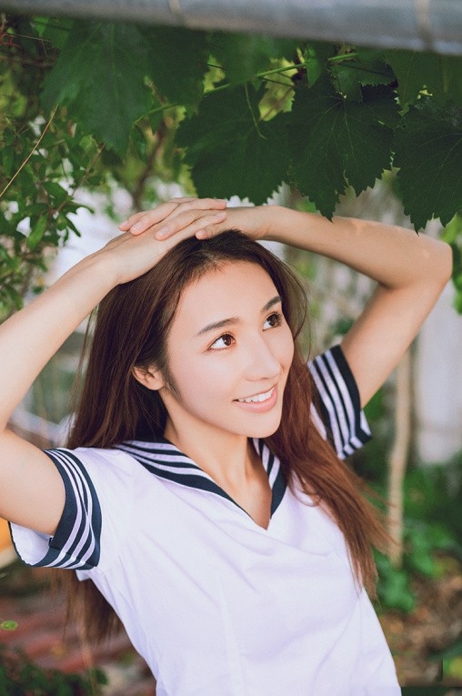 漂亮水手服美眉黑长直撩人屋顶上写真图片