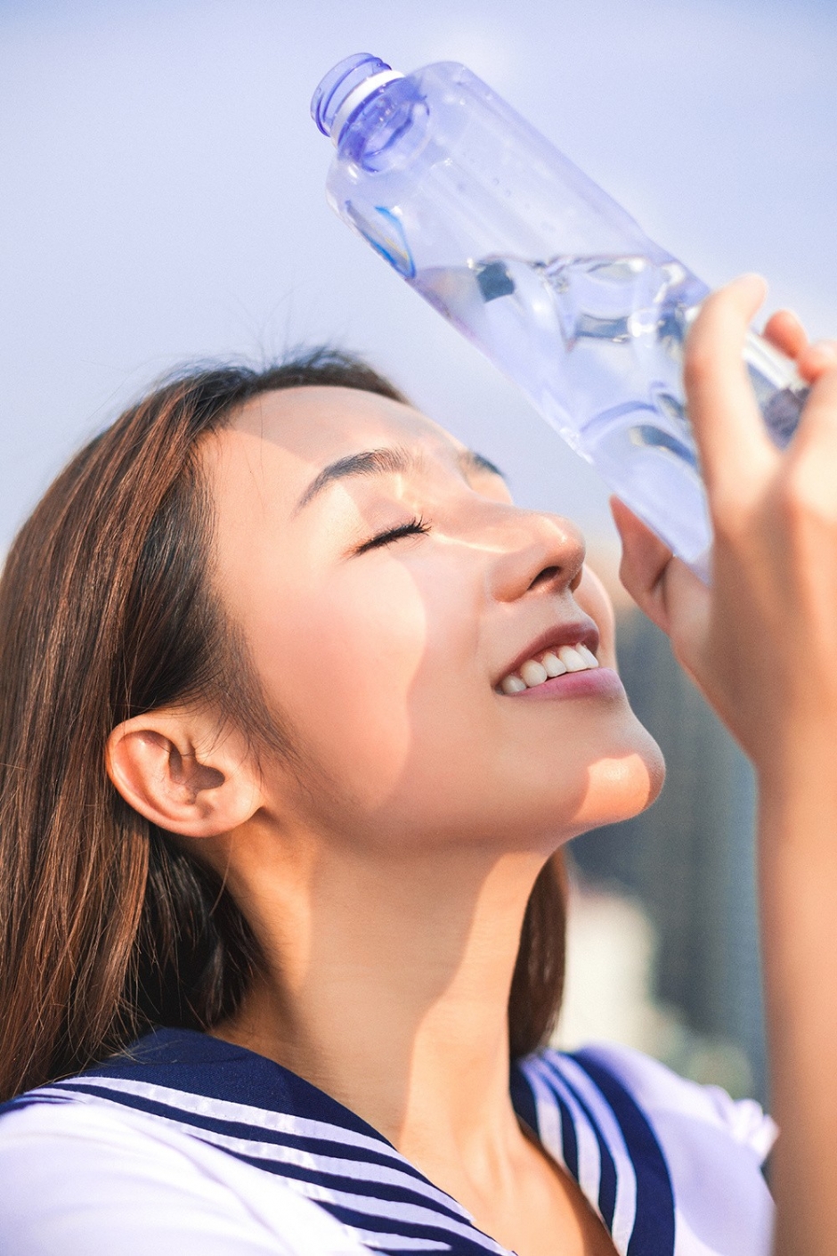 漂亮水手服美眉黑长直撩人屋顶上写真图片