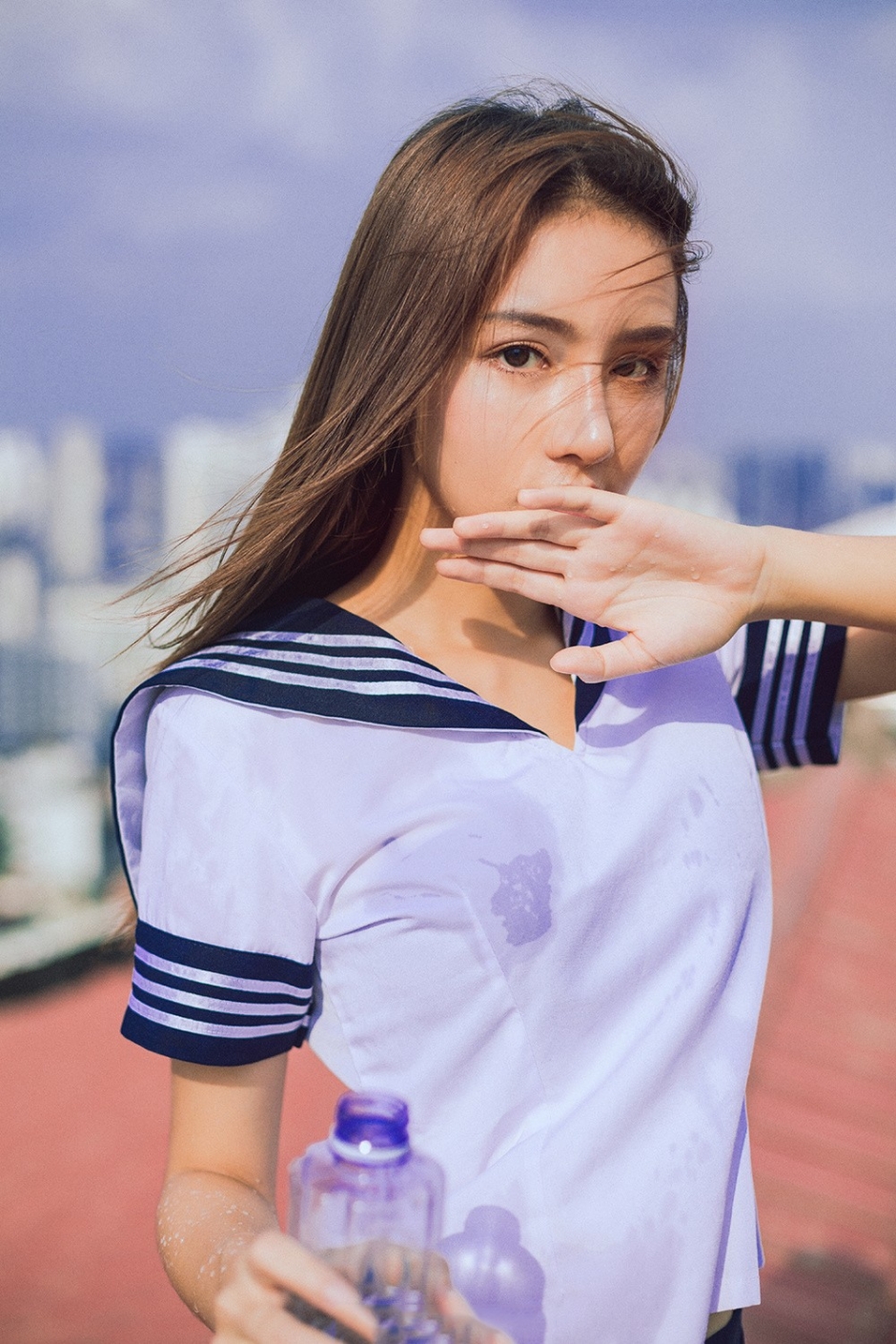 漂亮水手服美眉黑长直撩人屋顶上写真图片