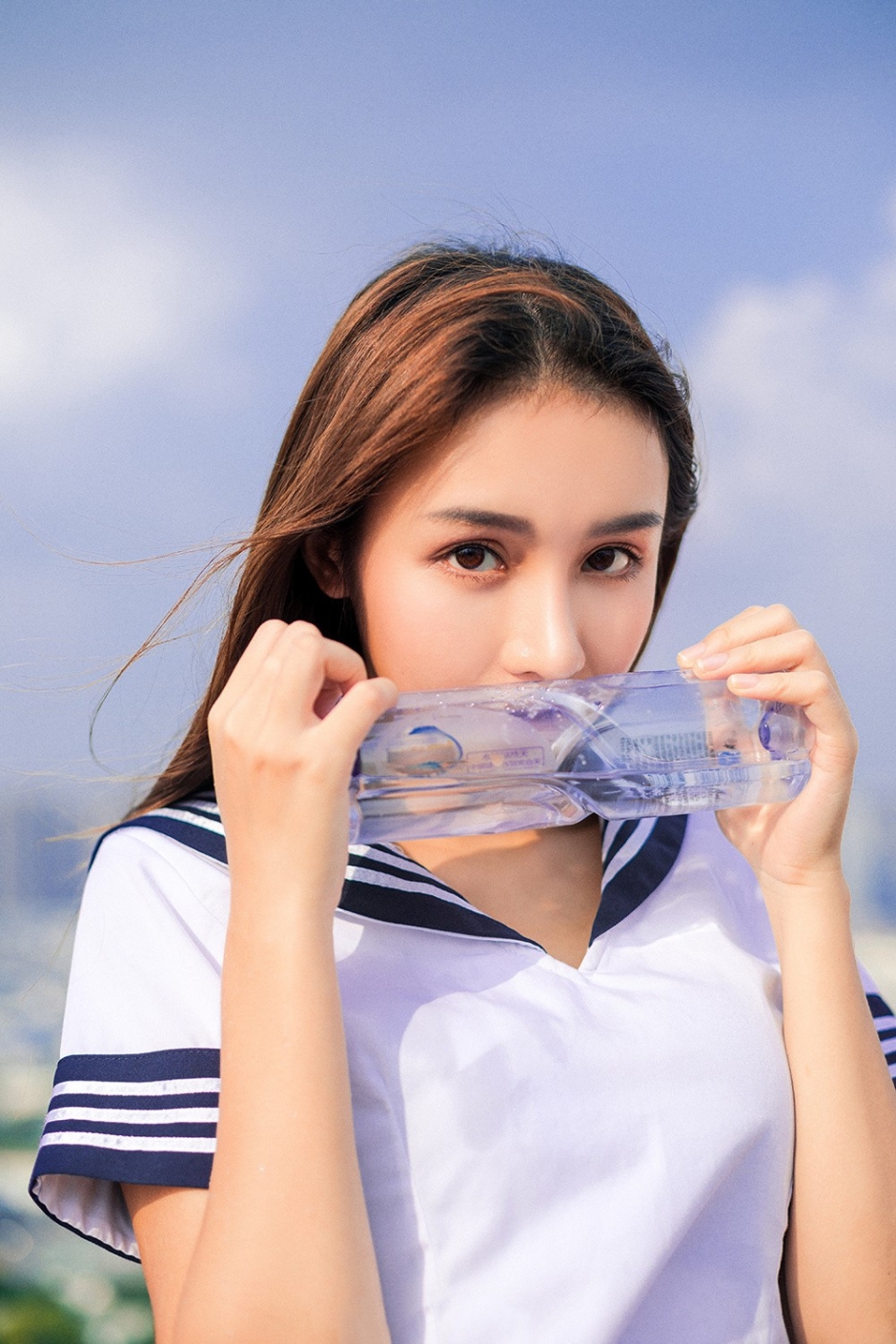 漂亮水手服美眉黑长直撩人屋顶上写真图片