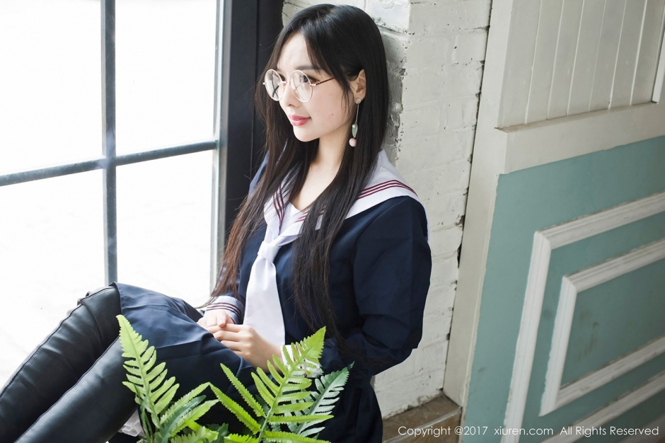 大眼睛日系校服美女长相俊俏清纯诱人写真