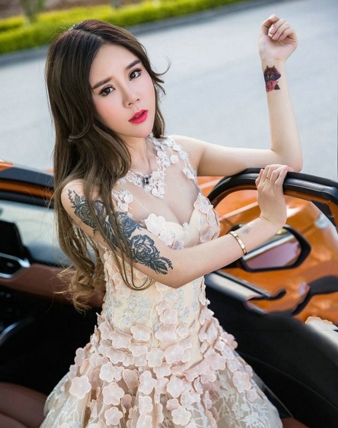 车内巨乳人妻性感诱惑红唇冷艳唯美透视蕾丝裙图片