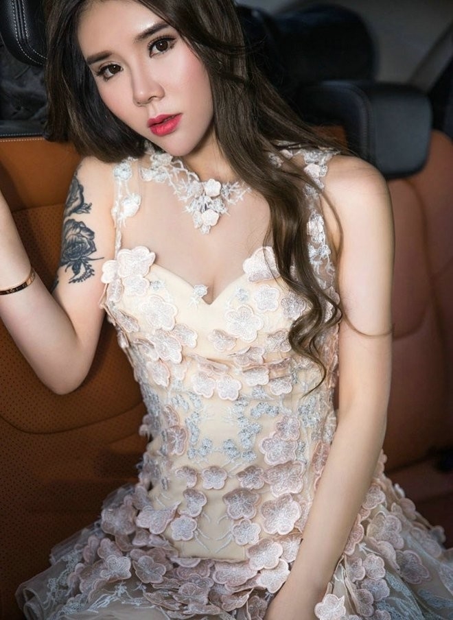 车内巨乳人妻性感诱惑红唇冷艳唯美透视蕾丝裙图片