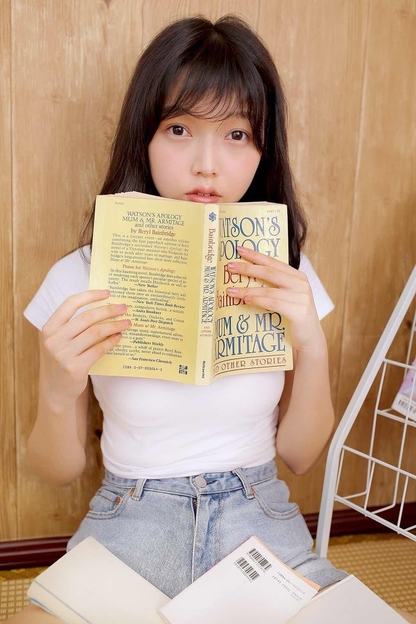 丰满娇躯清纯学生妹白皙长腿休憩日私房写真