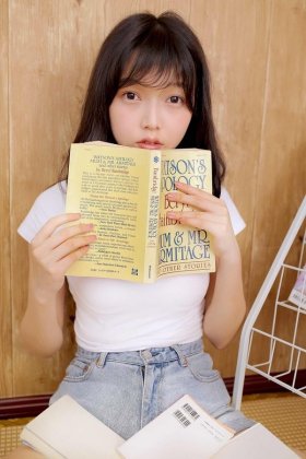 软萌大胸妹子牛仔热裤白皙长腿私房写真