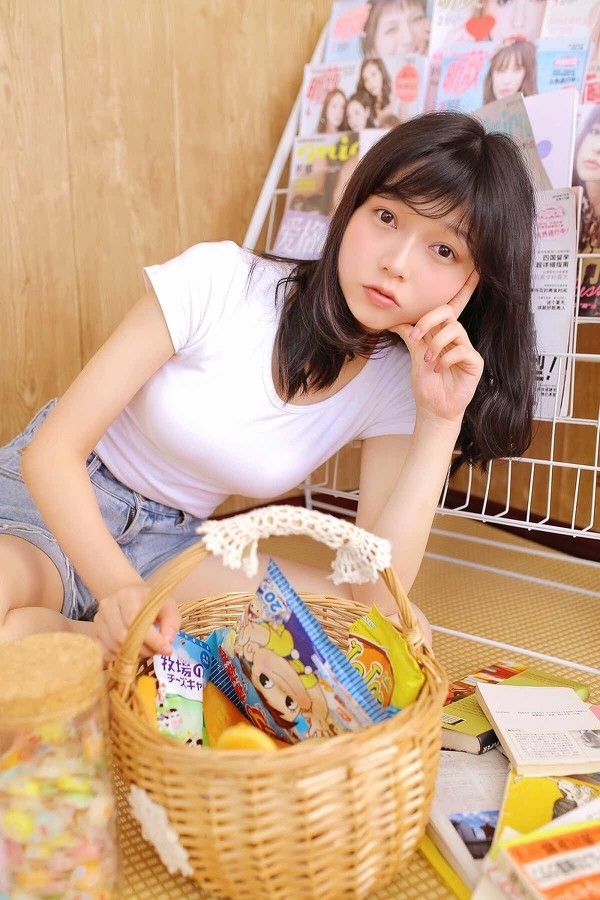 丰满娇躯清纯学生妹白皙长腿休憩日私房写真