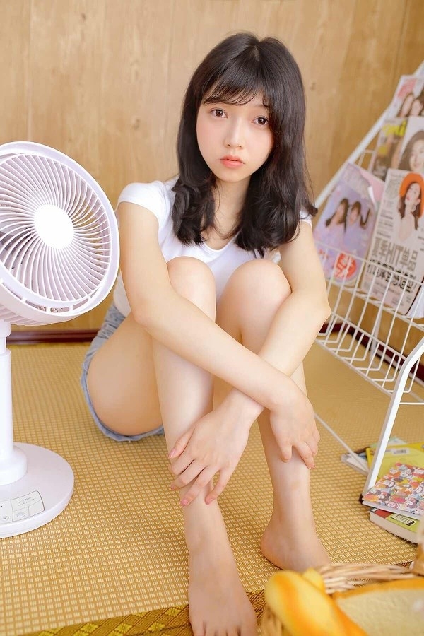 丰满娇躯清纯学生妹白皙长腿休憩日私房写真