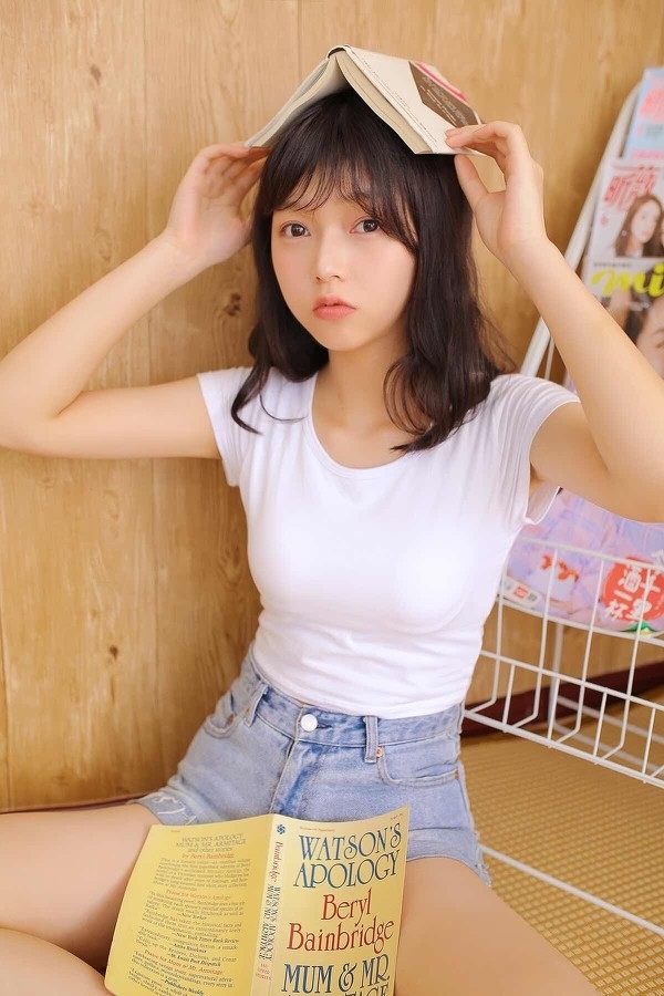 丰满娇躯清纯学生妹白皙长腿休憩日私房写真