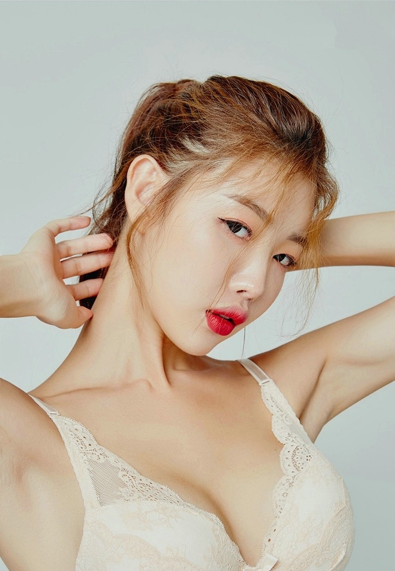 裸色内衣美女性感迷人翘臀酥胸勾魂娇躯图片