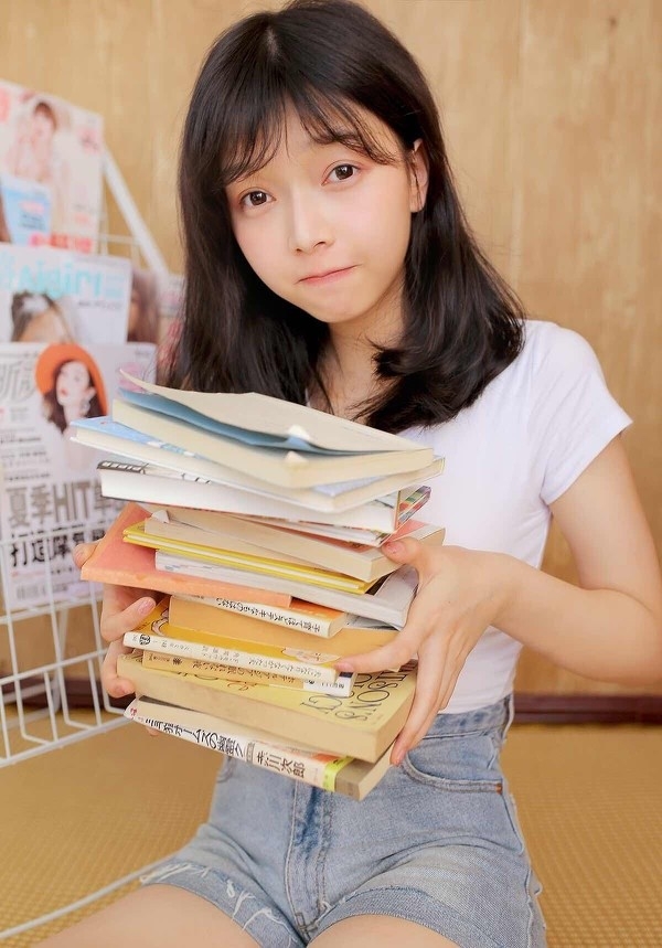 软萌大胸妹子牛仔热裤白皙长腿私房写真