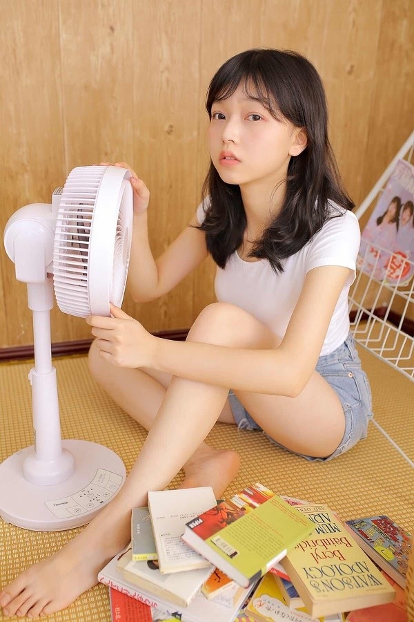 软萌大胸妹子牛仔热裤白皙长腿私房写真