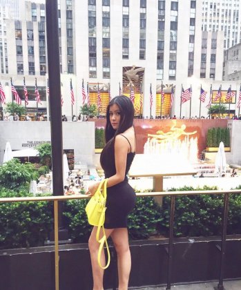 极品尤物香港正妹陈咏诗Stacey长相甜美丰满有肉私房照