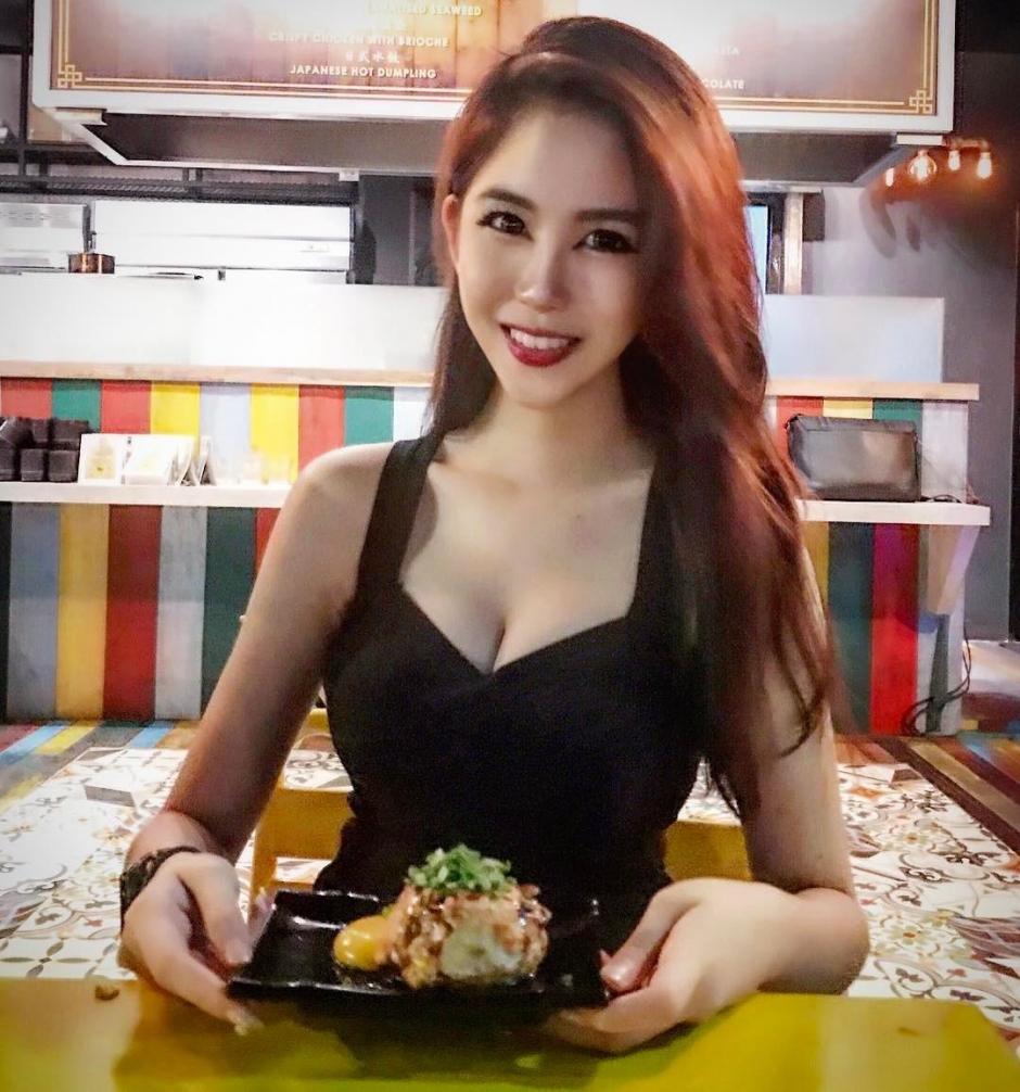 健身女神明星般气质事业线傲人深不见底性感图片