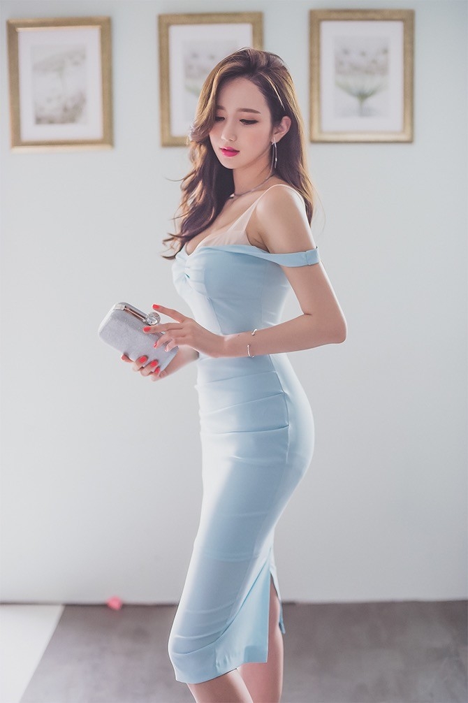 婀娜曲线大胸美女紧身裙清新养眼诱惑写真