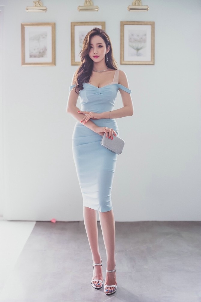 婀娜曲线大胸美女紧身裙清新养眼诱惑写真