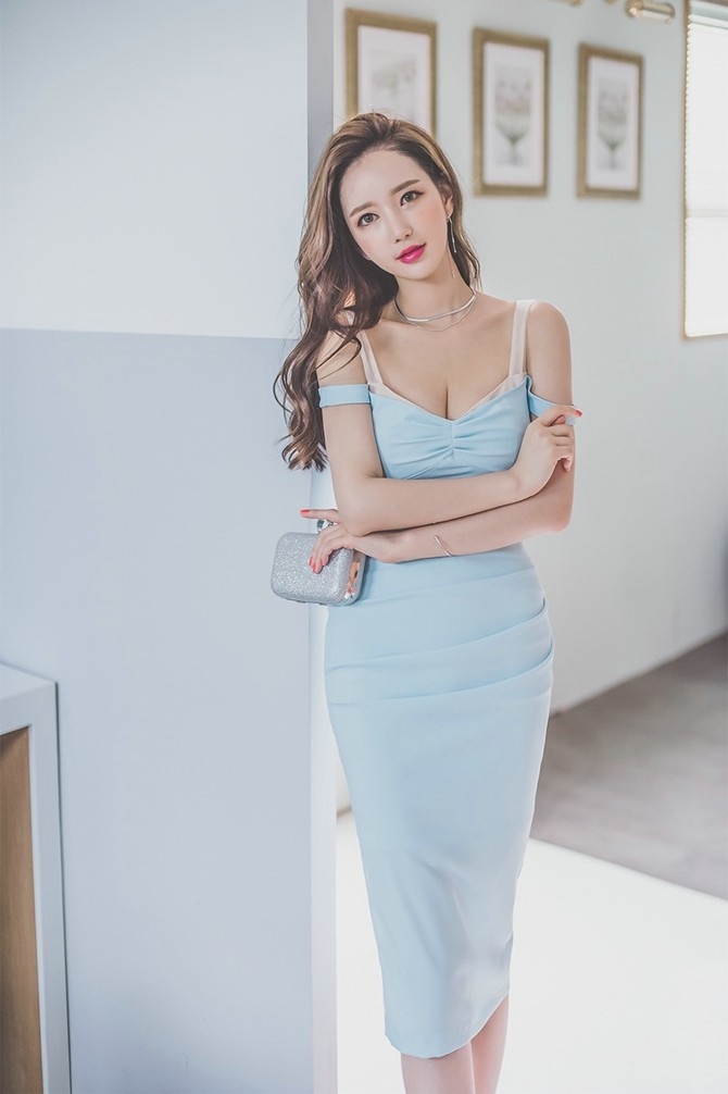 婀娜曲线大胸美女紧身裙清新养眼诱惑写真