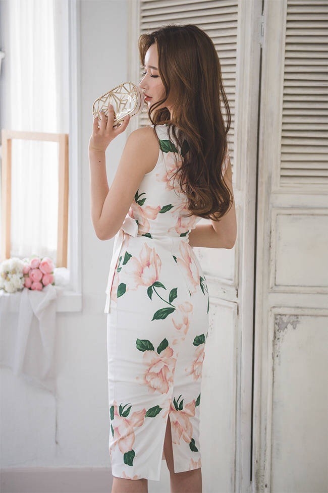 婀娜曲线大胸美女紧身裙清新养眼诱惑写真