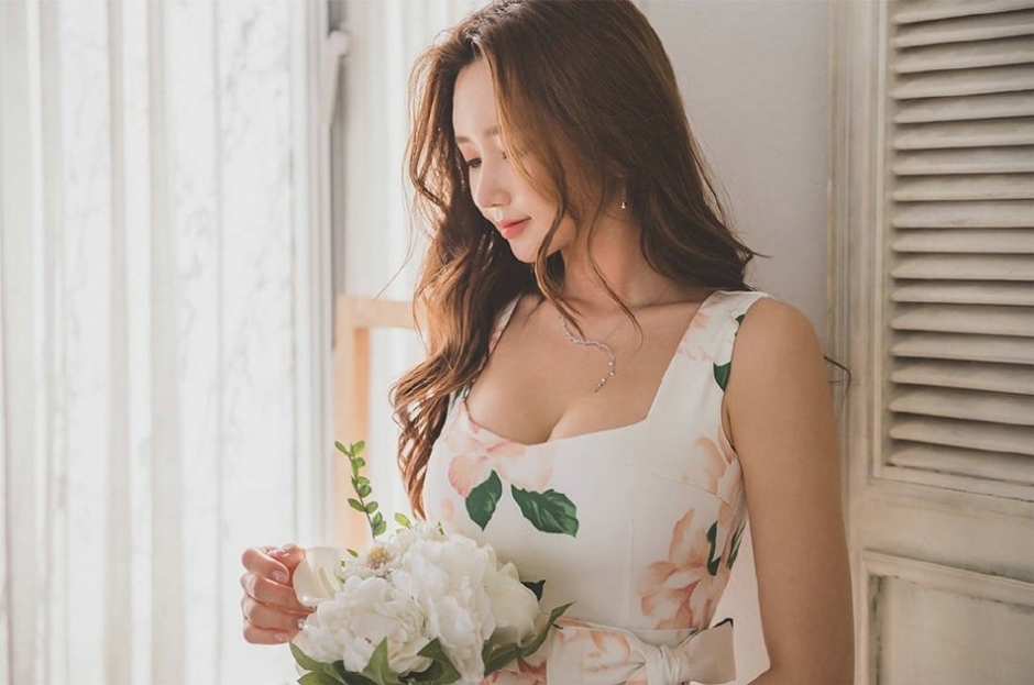 婀娜曲线大胸美女紧身裙清新养眼诱惑写真