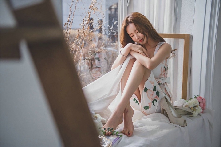 婀娜曲线大胸美女紧身裙清新养眼诱惑写真