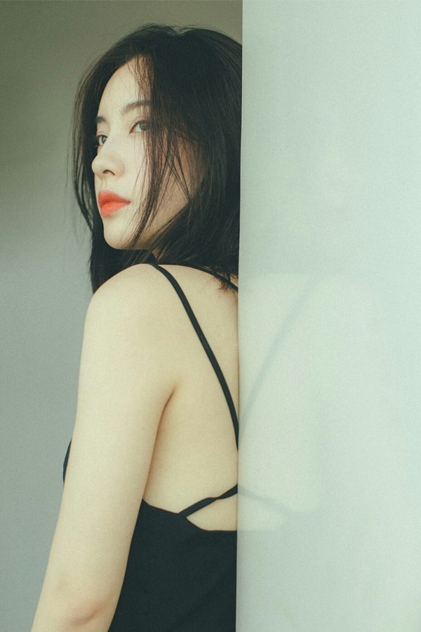 性感红唇美背吊带美女清纯诱惑美女写真