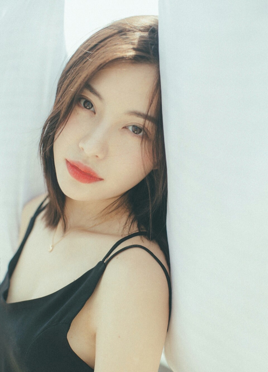 性感红唇美背吊带美女清纯诱惑美女写真