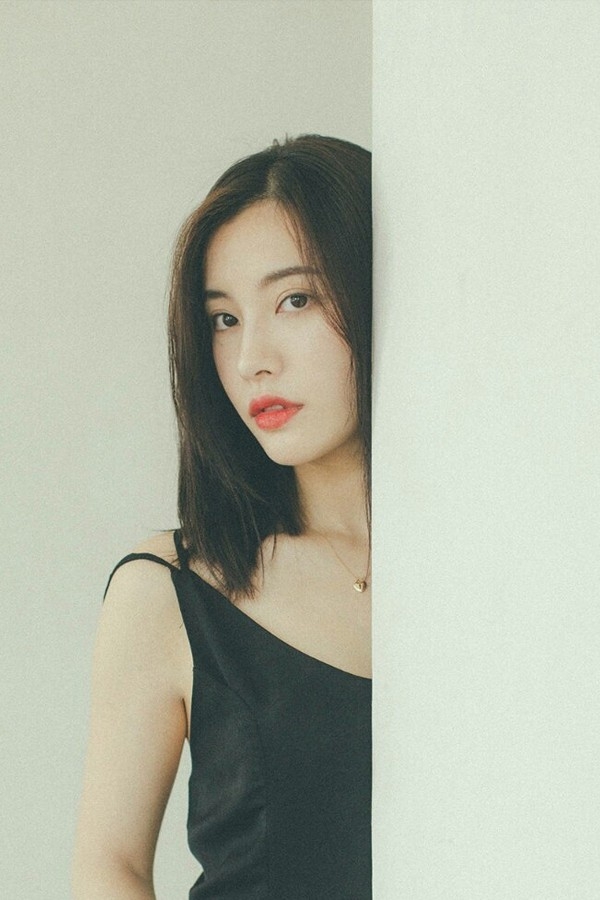 性感红唇美背吊带美女清纯诱惑美女写真